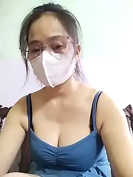 Snapshot of HELEN686 chatting on 10-14-25, 05:14 HELEN686 online show from 10-14-25, 05:14