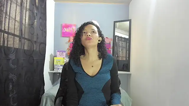 Snapshot of alma_azul chatting on 10-24-25, 12:56 alma azul online show from 10-24-25, 12:56