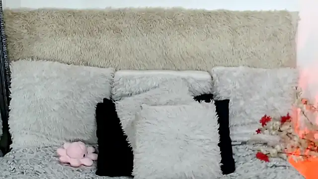 Snapshot of indianchic89 chatting on 10-24-25, 05:20 indianchic89 online show from 10-24-25, 05:20