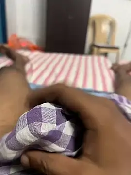 Snapshot of usermood2000 chatting on 10-11-25, 10:58 usermood2000 online show from 10-11-25, 10:58