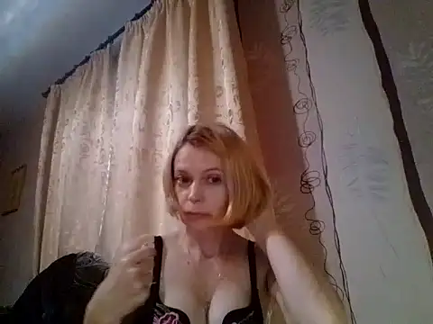Snapshot of LiluXRose chatting on 10-20-25, 01:33 LiluXRose online show from 10-20-25, 01:33