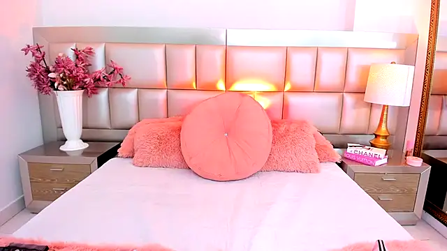 AnnieVegga online show from 10-14-25, 04:08