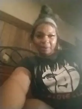 Ladiv33 online show from 10-30-25, 01:18