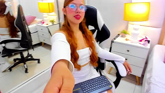 Snapshot of EimmyJones chatting on 09-24-25, 03:32 EimmyJones online show from 09-24-25, 03:32