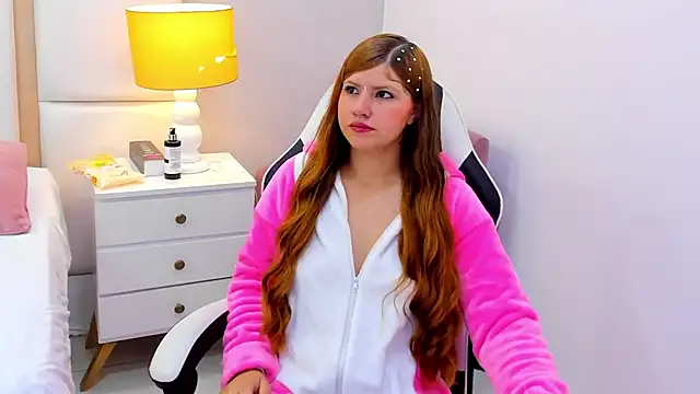 Snapshot of EimmyJones chatting on 10-25-25, 03:03 EimmyJones online show from 10-25-25, 03:03