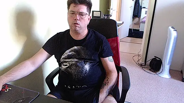 blueandwhite1 online show from 10-16-25, 03:13