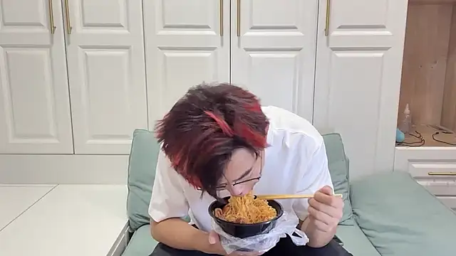 STxuguanhan online show from 10-17-25, 08:06