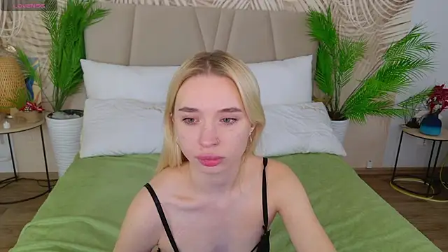 Snapshot of RachelColon chatting on 09-19-25, 10:38 RachelColon online show from 09-19-25, 10:38