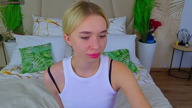 Snapshot of RachelColon chatting on 10-01-25, 10:43 RachelColon online show from 10-01-25, 10:43