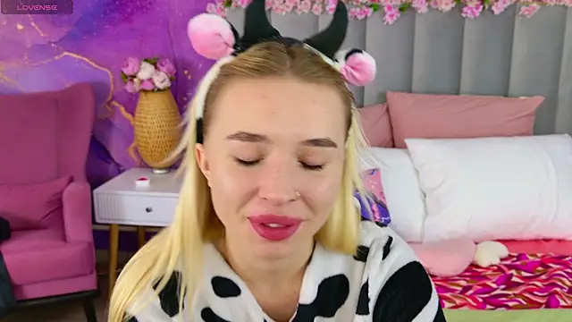 Snapshot of RachelColon chatting on 10-05-25, 11:08 RachelColon online show from 10-05-25, 11:08