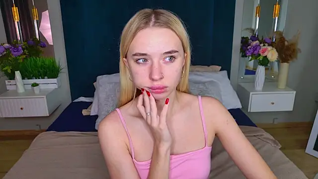 Snapshot of RachelColon chatting on 10-15-25, 11:21 RachelColon online show from 10-15-25, 11:21