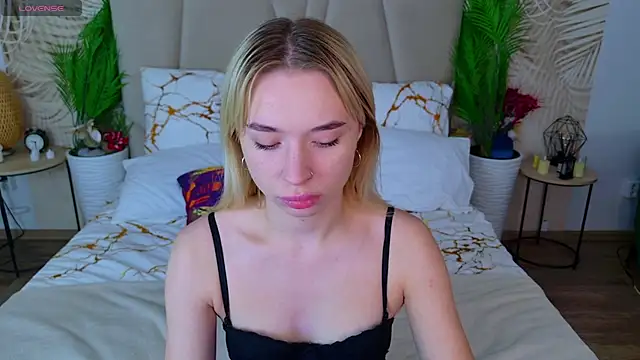 Snapshot of RachelColon chatting on 10-19-25, 03:34 RachelColon online show from 10-19-25, 03:34