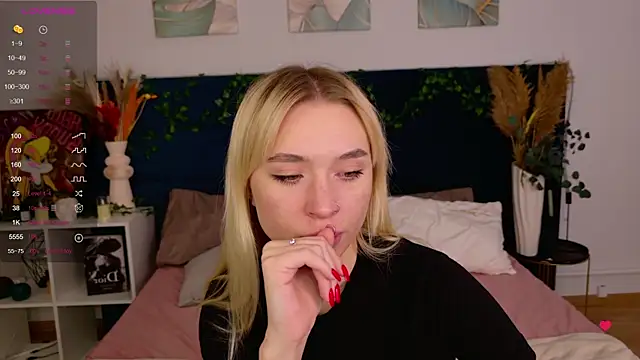 Snapshot of RachelColon chatting on 10-20-25, 10:05 RachelColon online show from 10-20-25, 10:05