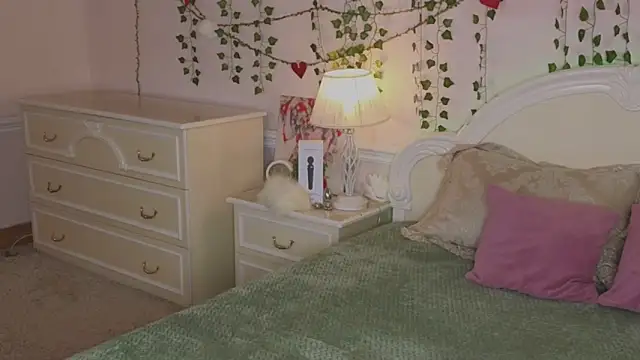 Snapshot of Sonia_Meow chatting on 09-15-25, 06:02 Sonia Meow online show from 09-15-25, 06:02