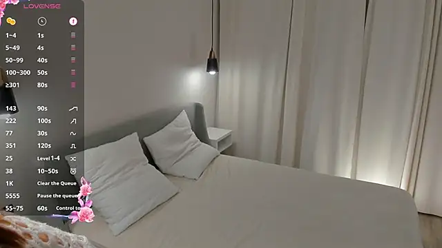 SirenaOstrem online show from 10-30-25, 01:07