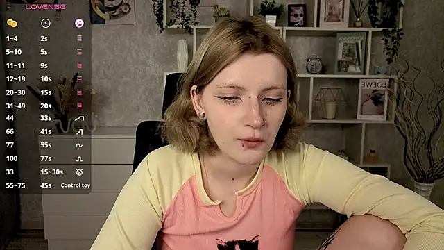 Snapshot of EchoBloom chatting on 10-14-25, 11:55 EchoBloom online show from 10-14-25, 11:55