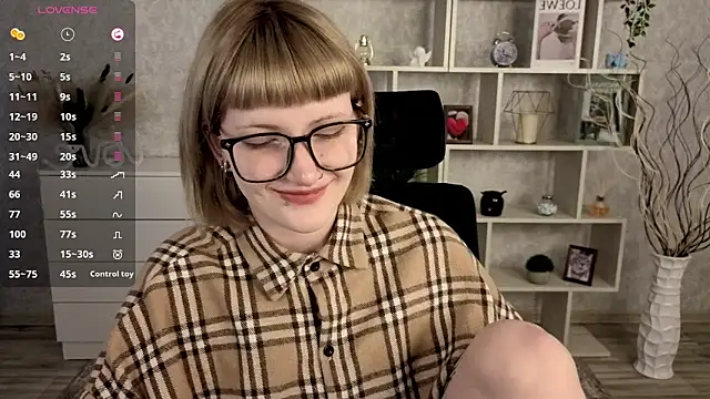 Snapshot of EchoBloom chatting on 10-17-25, 10:40 EchoBloom online show from 10-17-25, 10:40