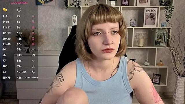 Snapshot of EchoBloom chatting on 10-19-25, 10:05 EchoBloom online show from 10-19-25, 10:05