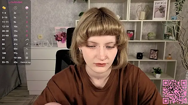 Snapshot of EchoBloom chatting on 10-21-25, 10:49 EchoBloom online show from 10-21-25, 10:49