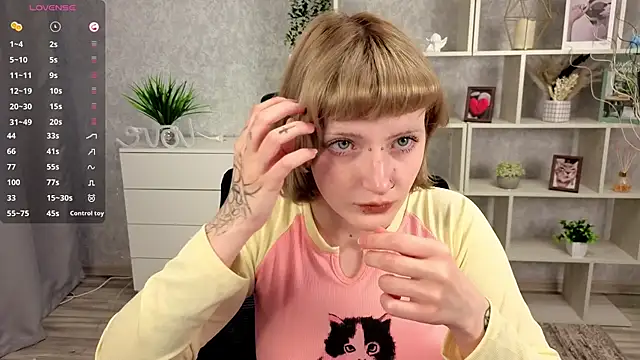 Snapshot of EchoBloom chatting on 10-22-25, 10:26 EchoBloom online show from 10-22-25, 10:26