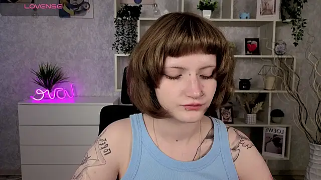 Snapshot of EchoBloom chatting on 10-26-25, 10:54 EchoBloom online show from 10-26-25, 10:54