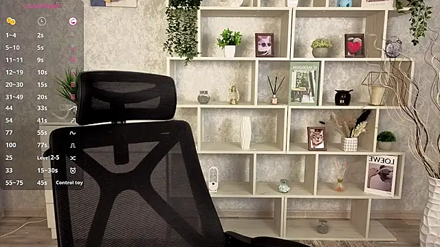 Snapshot of EchoBloom chatting on 10-28-25, 10:41 EchoBloom online show from 10-28-25, 10:41