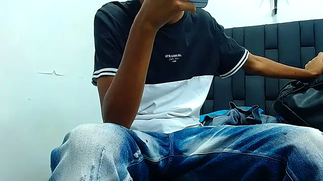 Snapshot of daniel_evans69 chatting on 10-28-25, 12:19 daniel evans69 online show from 10-28-25, 12:19