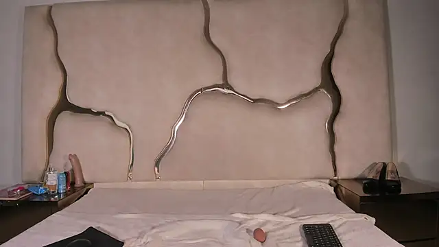 Amaia Sophia online show from 12-19-25, 06:37