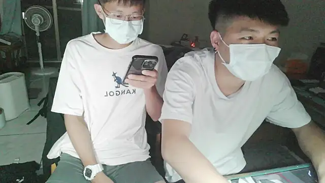 Snapshot of zhu000000 chatting on 04-10-26, 02:33 zhu000000 online show from 04-10-26, 02:33