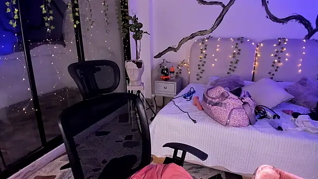 SarahCastro1  online show from 10-31-25, 04:46