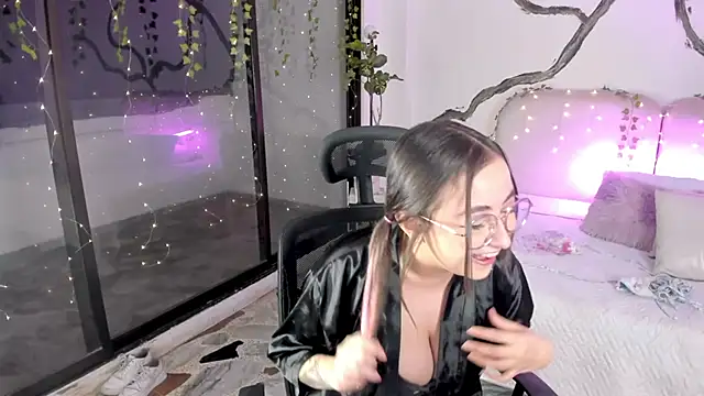 Snapshot of SarahCastro1_ chatting on 11-06-25, 04:35 SarahCastro1 online show from 11-06-25, 04:35