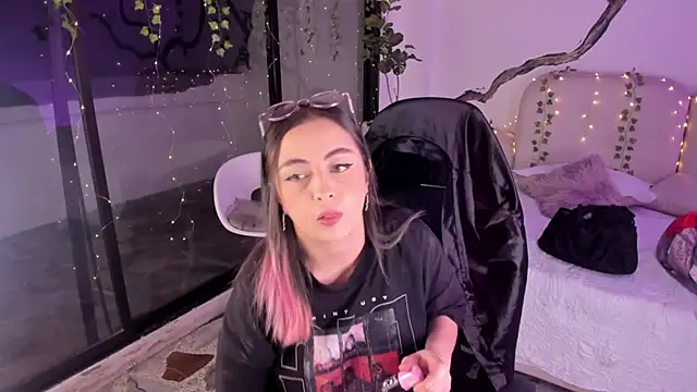 Snapshot of SarahCastro1_ chatting on 11-11-25, 05:07 SarahCastro1 online show from 11-11-25, 05:07