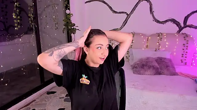 Snapshot of SarahCastro1_ chatting on 11-13-25, 04:44 SarahCastro1 online show from 11-13-25, 04:44