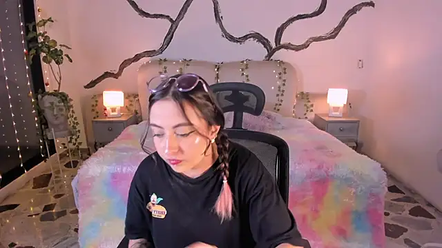 Snapshot of SarahCastro1_ chatting on 11-25-25, 04:34 SarahCastro1 online show from 11-25-25, 04:34