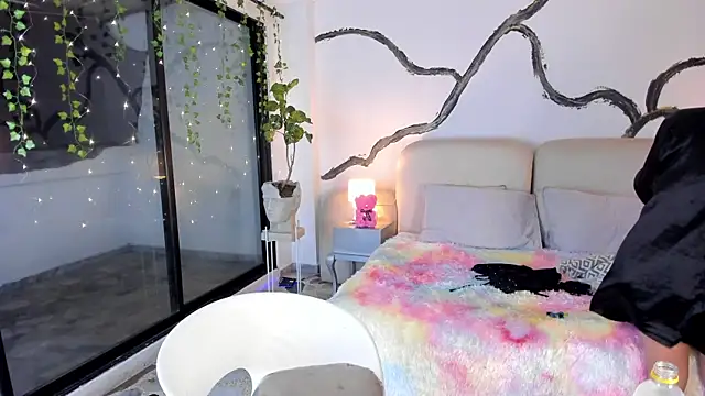 Snapshot of SarahCastro1_ chatting on 11-29-25, 05:43 SarahCastro1 online show from 11-29-25, 05:43