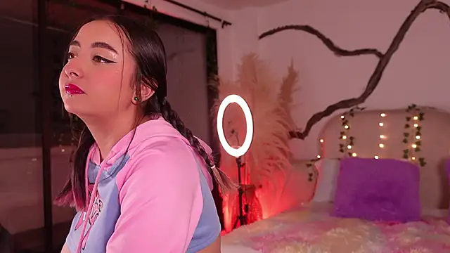 Snapshot of SarahCastro1_ chatting on 12-17-25, 05:13 SarahCastro1 online show from 12-17-25, 05:13