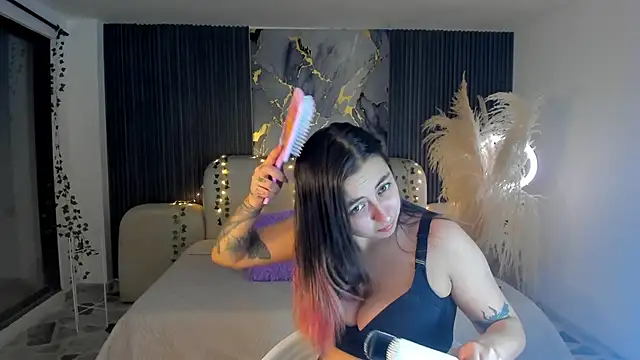 Snapshot of SarahCastro1_ chatting on 12-23-25, 04:21 SarahCastro1 online show from 12-23-25, 04:21