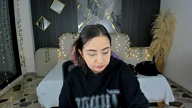 Snapshot of SarahCastro1_ chatting on 01-06-26, 04:16 SarahCastro1 online show from 01-06-26, 04:16