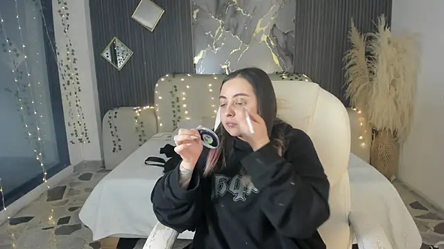 Snapshot of SarahCastro1_ chatting on 01-09-26, 04:15 SarahCastro1 online show from 01-09-26, 04:15