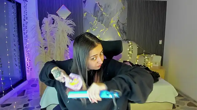 Snapshot of SarahCastro1_ chatting on 02-07-26, 04:05 SarahCastro1 online show from 02-07-26, 04:05