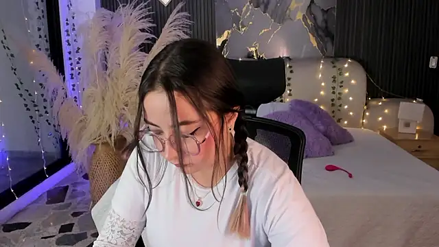 Snapshot of SarahCastro1_ chatting on 02-15-26, 07:51 SarahCastro1 online show from 02-15-26, 07:51