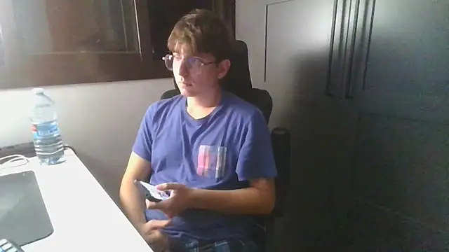 Snapshot of aaress22cm chatting on 10-15-25, 06:19 aaress22cm online show from 10-15-25, 06:19