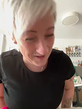 Snapshot of Rozendefotz chatting on 09-17-25, 02:08 Rozendefotz online show from 09-17-25, 02:08