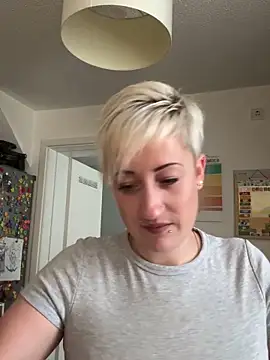 Snapshot of Rozendefotz chatting on 09-18-25, 06:04 Rozendefotz online show from 09-18-25, 06:04