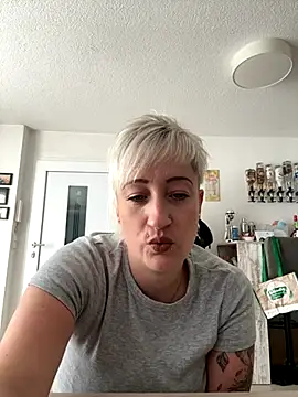 Snapshot of Rozendefotz chatting on 09-20-25, 08:04 Rozendefotz online show from 09-20-25, 08:04