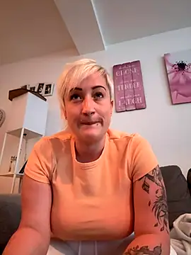 Snapshot of Rozendefotz chatting on 09-21-25, 04:19 Rozendefotz online show from 09-21-25, 04:19