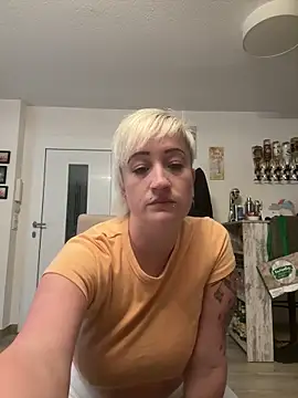 Snapshot of Rozendefotz chatting on 09-22-25, 05:42 Rozendefotz online show from 09-22-25, 05:42