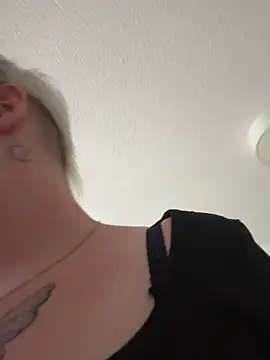 Snapshot of Rozendefotz chatting on 09-23-25, 06:27 Rozendefotz online show from 09-23-25, 06:27