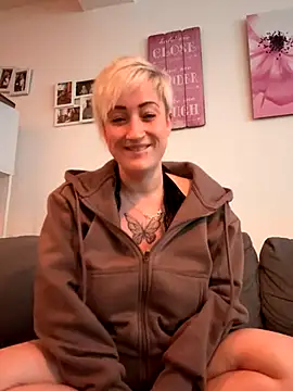 Snapshot of Rozendefotz chatting on 09-30-25, 04:45 Rozendefotz online show from 09-30-25, 04:45