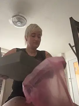 Snapshot of Rozendefotz chatting on 10-07-25, 07:38 Rozendefotz online show from 10-07-25, 07:38